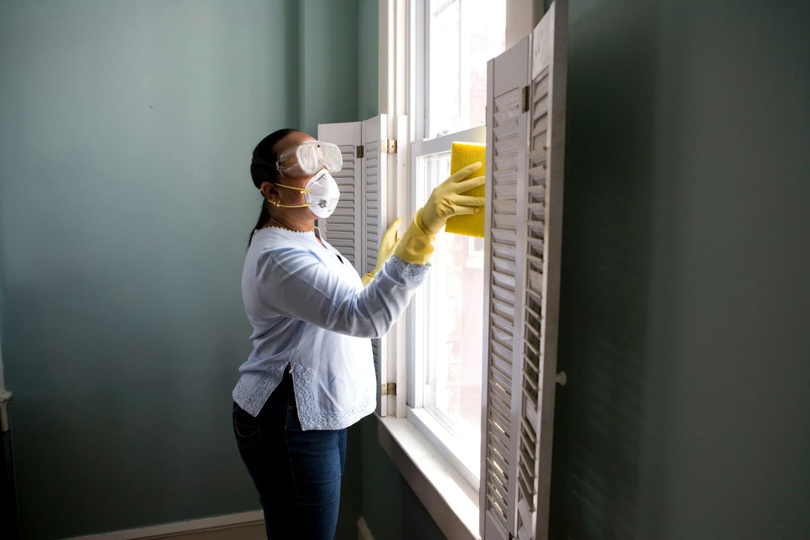 Greenkey professional cleaning a bright Dubai home